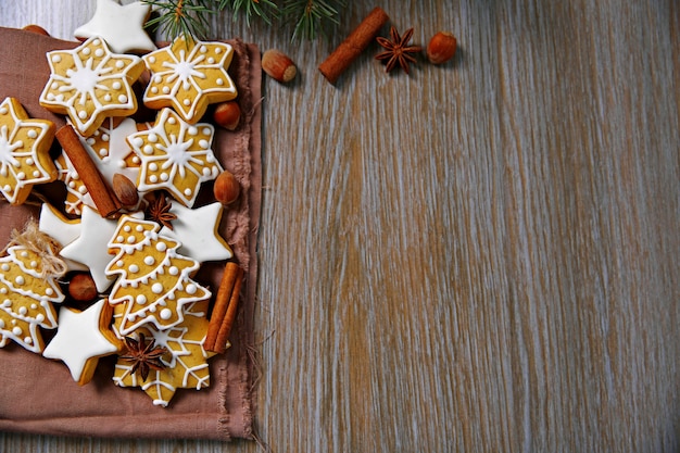 Kerstkoekjes met kruiden op houten tafel