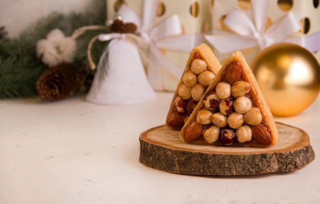 Kerstkoekjes met noten op een witte achtergrond. Ruimte kopiëren