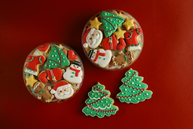 Kerstkoekjes met royal icing decoratie met rode achtergrond