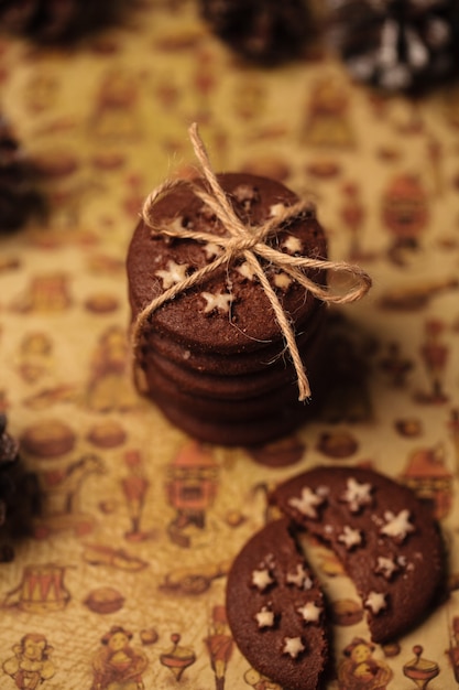 Kerstkoekjes met sterren. Een stapel koekjes met een touwtje.