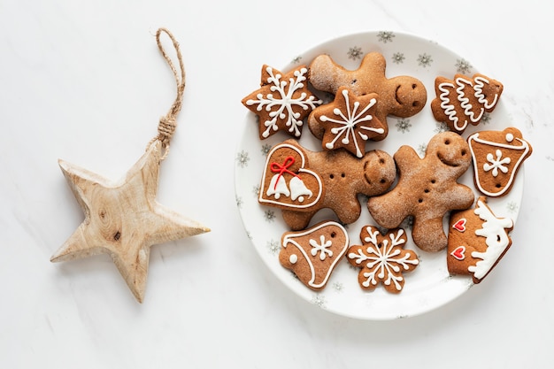 Kerstkoekjes op een bord