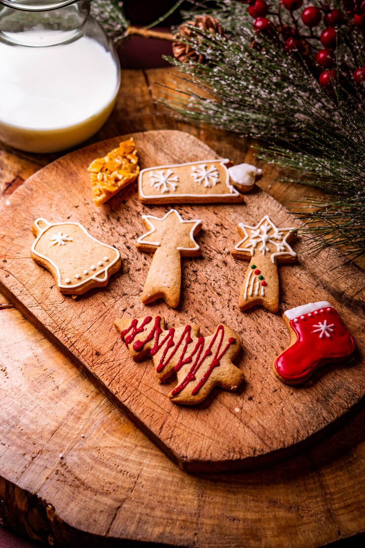 kerstkoekjes op een houten bord