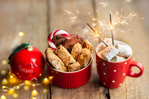 Kerstkoekjes op een houten tafel met cacao en marshmallows Warme drank met chocolate chip cookie