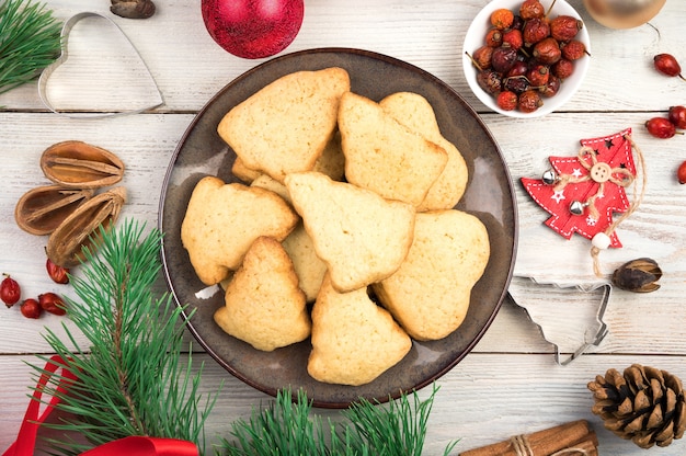 Kerstkoekjes op een kerst achtergrond