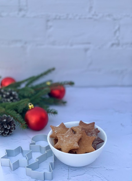 Kerstkoekjes op een witte achtergrond.