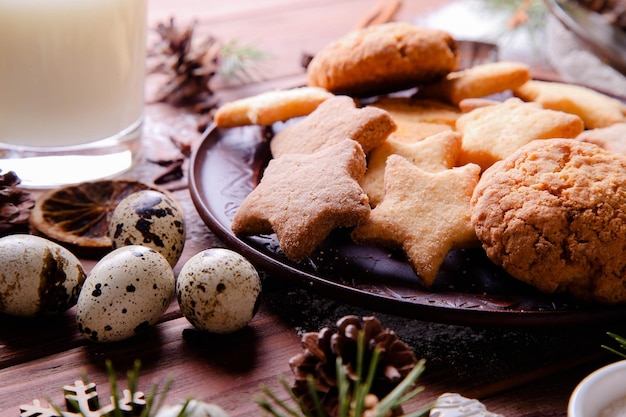 Kerstkoekjes op houten achtergrond