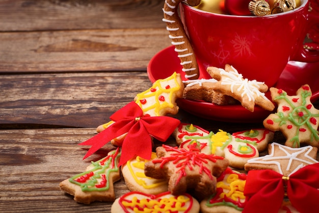 Kerstkoekjes op houten tafel