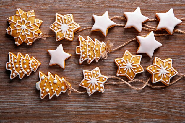 Kerstkoekjes op houten tafel