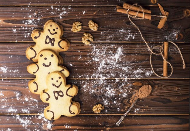 Kerstkoekjes op houten tafel