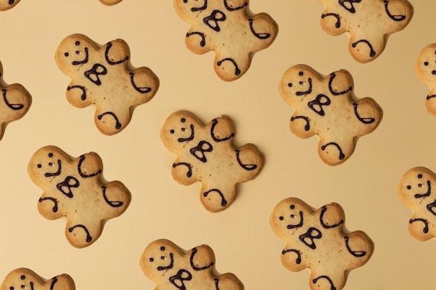 Kerstkoekjes op houten tafel