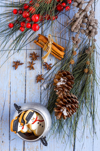 Kerstkoekjes op houten tafel