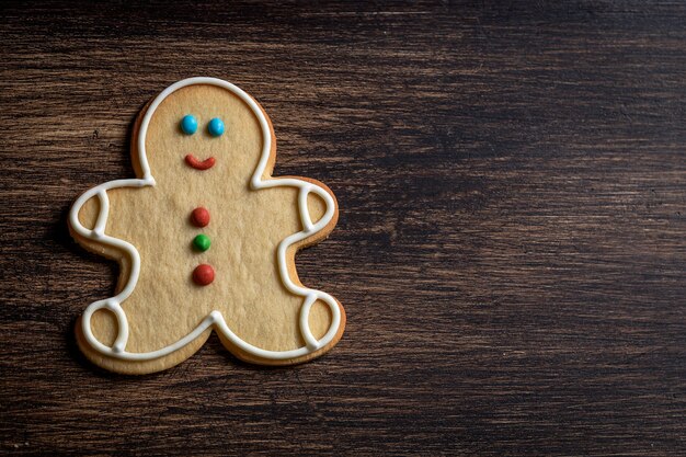 Kerstkoekjes op houten tafel