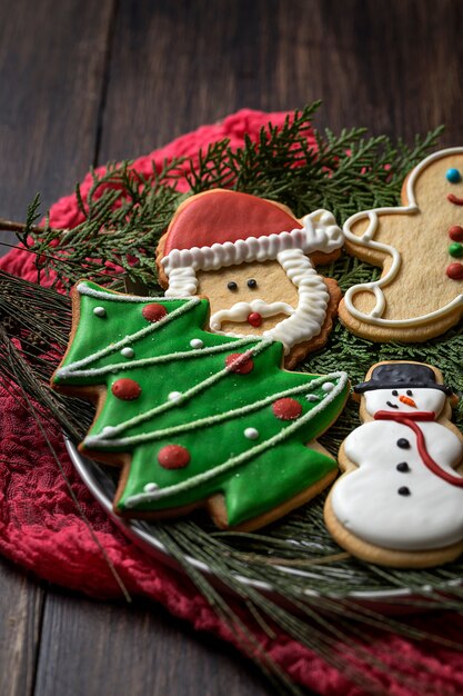 Kerstkoekjes op houten tafel