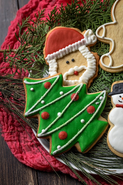 Kerstkoekjes op houten tafel