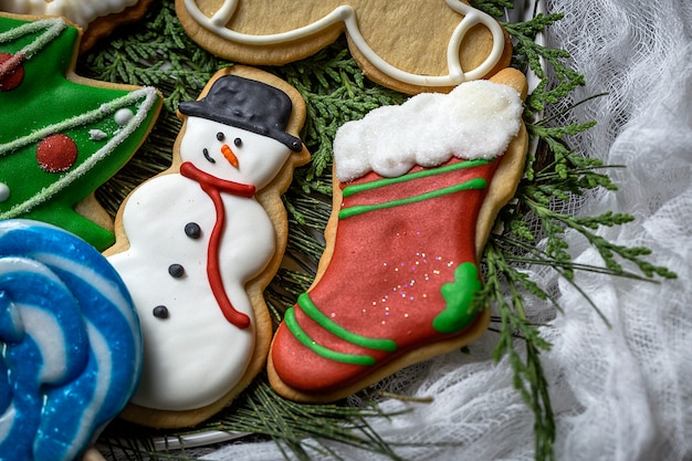 Kerstkoekjes op houten tafel