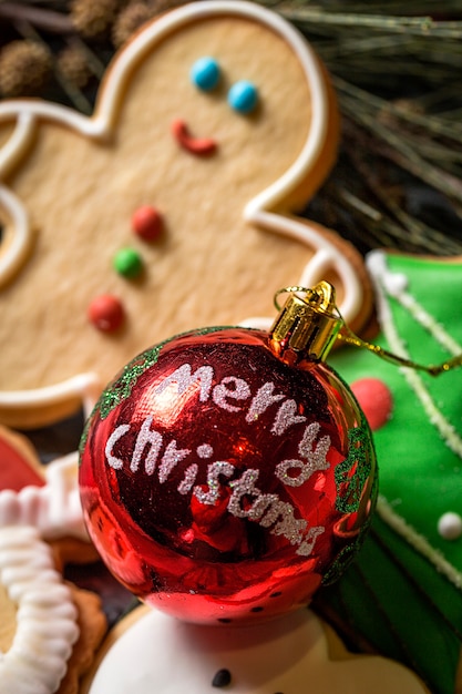 Kerstkoekjes op houten tafel