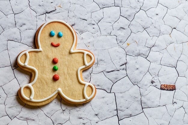 Kerstkoekjes op houten tafel