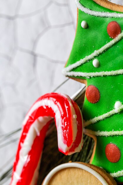 Kerstkoekjes op houten tafel