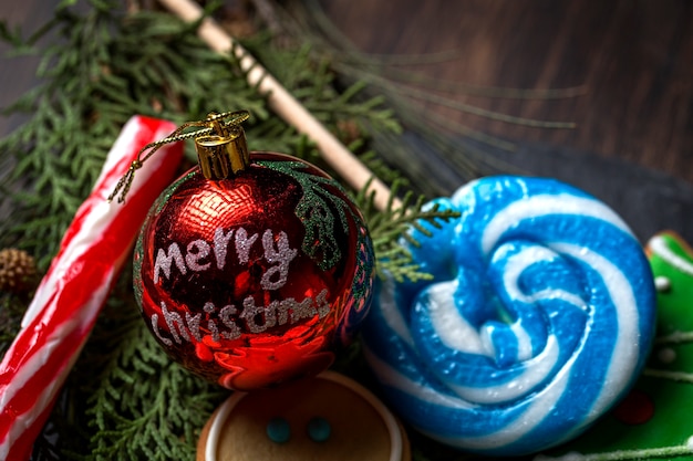 Kerstkoekjes op houten tafel