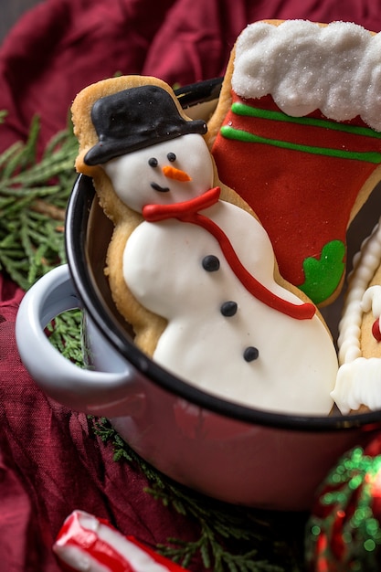 Kerstkoekjes op houten tafel