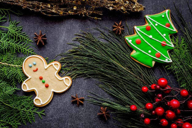 Kerstkoekjes op houten tafel