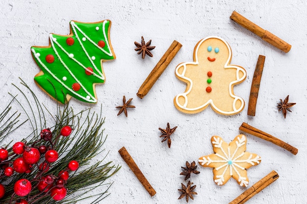 Kerstkoekjes op houten tafel