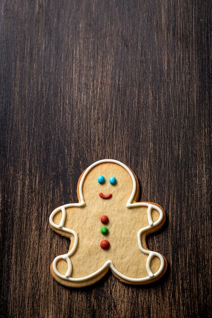 Kerstkoekjes op houten tafel