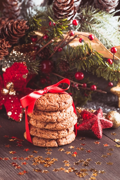 Kerstkoekjes op tafel met rood lint