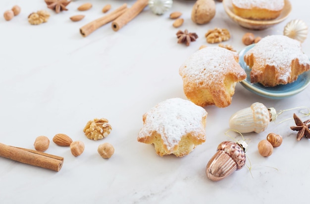 Kerstkoekjes op witte marmeren tafel