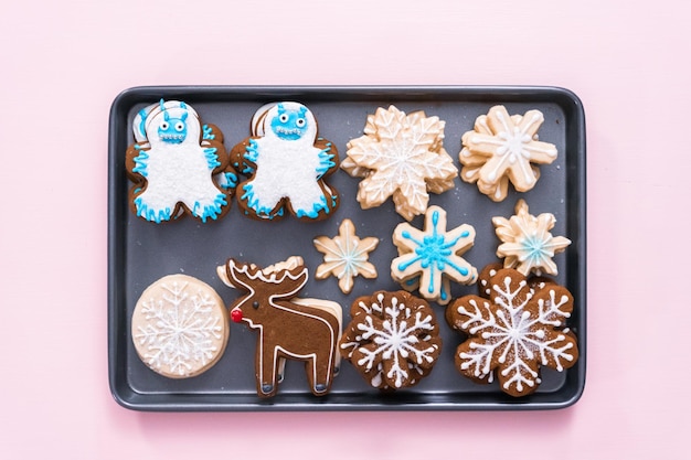 Kerstkoekjes versierd met royal icing.