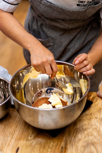 Kerstkoekjesworkshops Patissier bereidt de ingrediënten voor