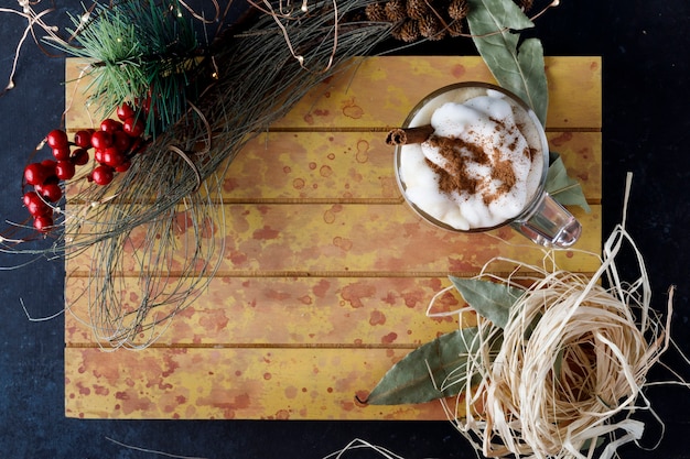 Kerstkoffie met kaneel en schuim