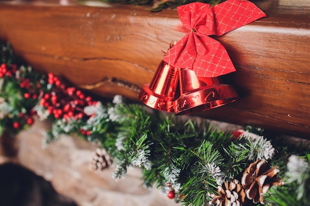 Kerstkousen hangend boven een open haard met kaarsen op de schoorsteenmantel