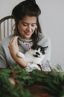 Kerstkrans maken met schattige kattenvakantie advent schattige katachtige helper fijne feestdagen