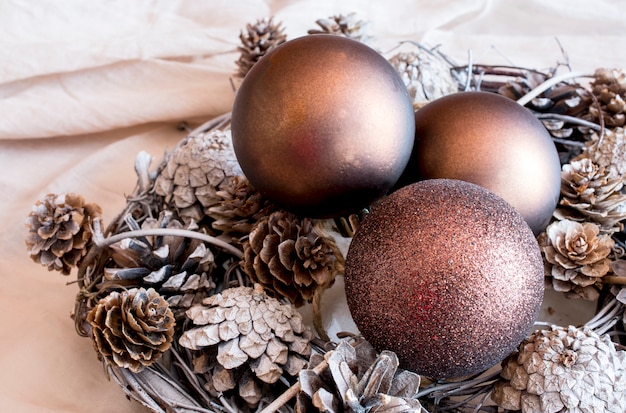 Kerstkrans met bronzen ballen en dennenappels