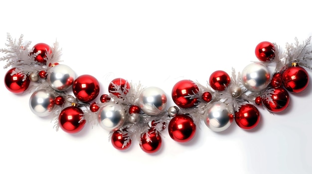 Kerstkrans met zilveren en rode ballen op een witte achtergrond