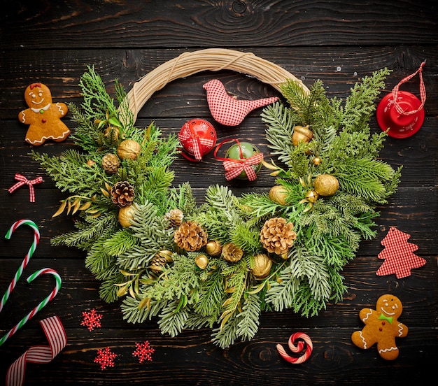 Kerstkrans op donkere houten achtergrond