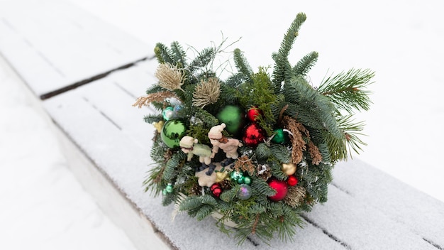 Foto kerstkrans op een houten bank