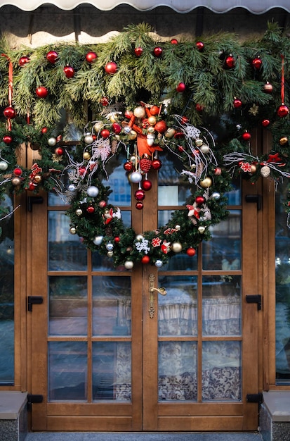 Foto kerstkrans op oude houten deur