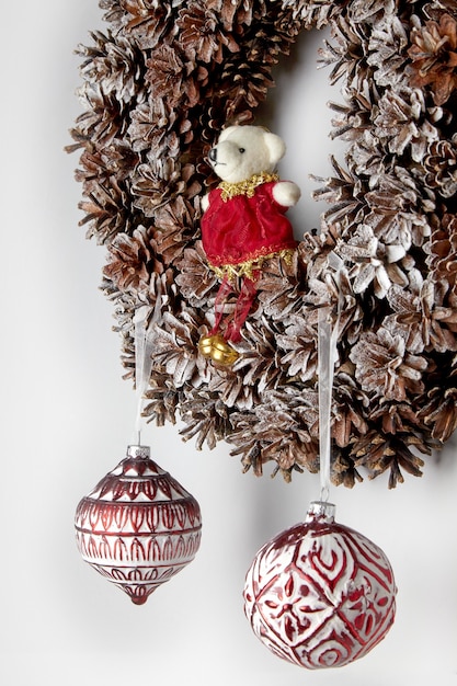 Kerstkrans van kegels kerst glas speelgoed en teddybeer