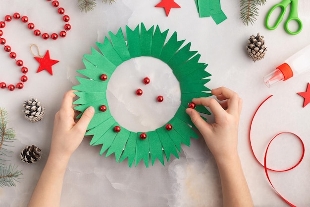 Foto kerstkrans van kleurenpapier met kinderen stap-voor-stap instructies handgemaakt diy nieuwjaar