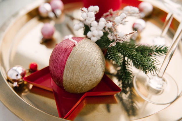 Kerstkrans van sparrenhout op een lichte ondergrond