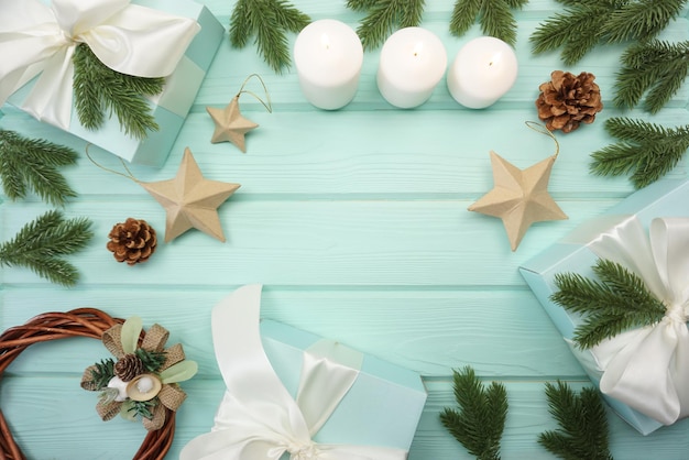 Kerstkransen, naaldtakken, geschenken, speelgoed, kegels liggen op tafel. Uitzicht van boven.