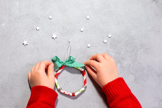 Kerstkransormamenten van papierstro stap