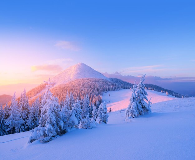 Kerstlandschap in de winterbergen bij zonsondergang