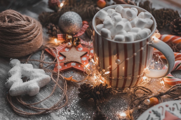 Foto kerstlay-out, bovenaanzicht, marmelade in het café, gezellige sfeer, kerstdecor