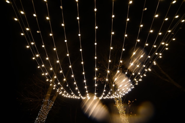 Kerstlicht in de stad Defocus afbeelding