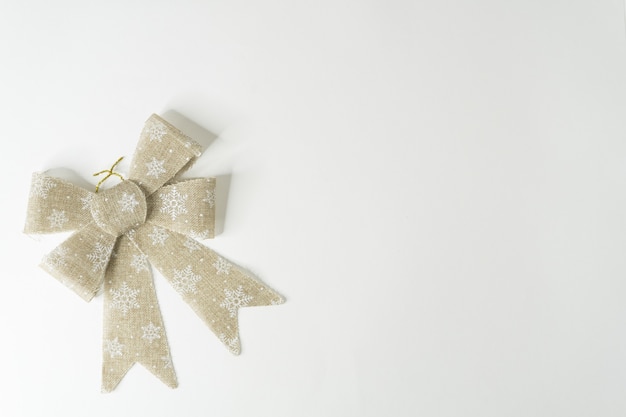 Kerstlint in gouden kleur en witte achtergrond