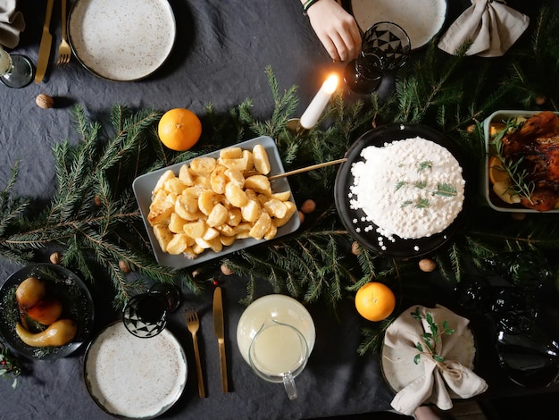 Kerstmaaltijd op een tafel