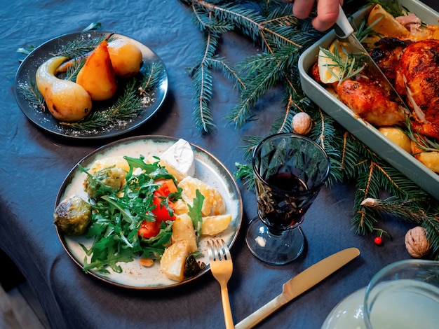 Kerstmaaltijd op een tafel